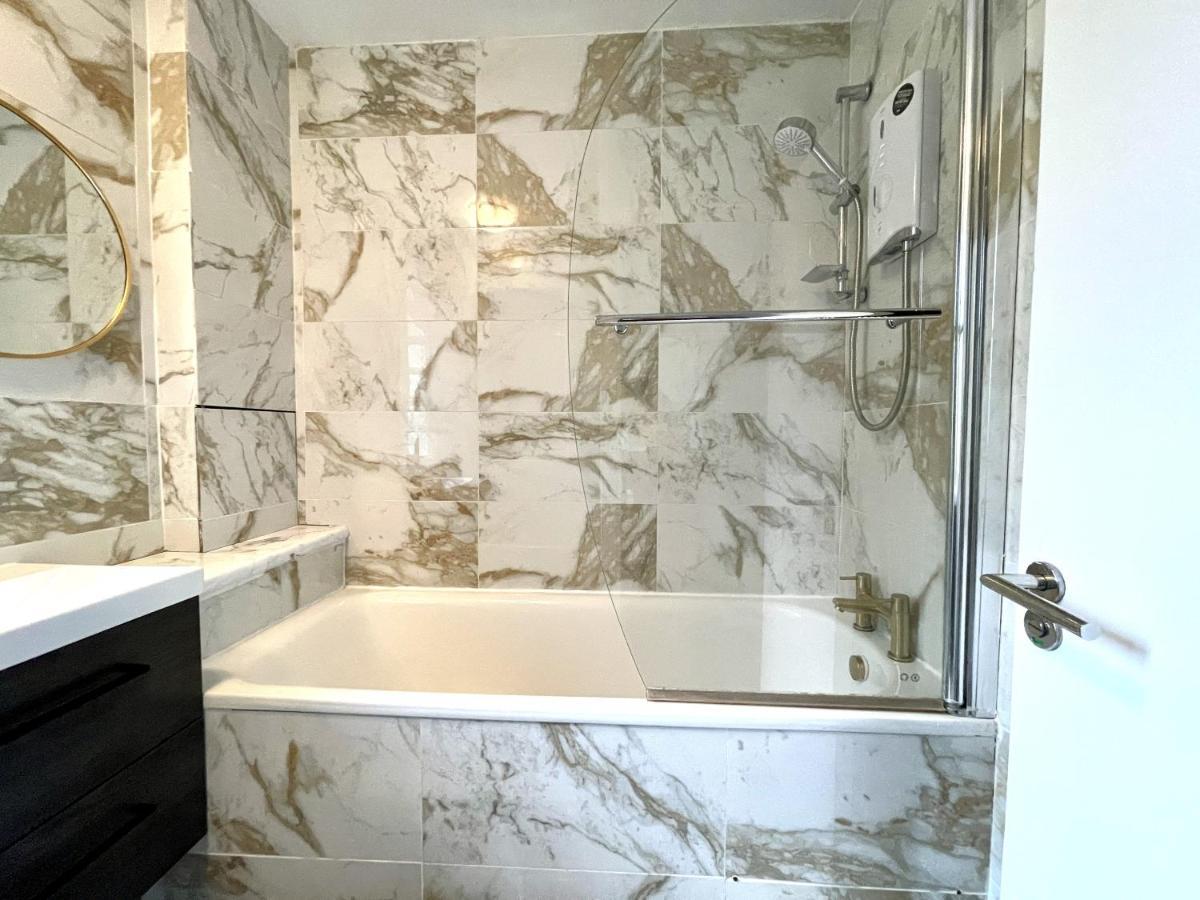 Beautiful 3-bed At Swiss Appartement Londen